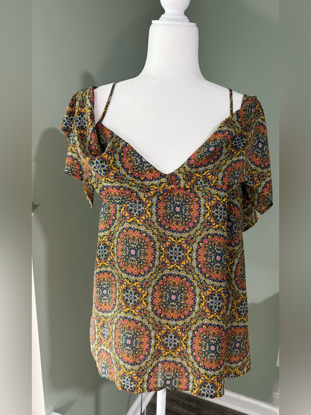 Lily White Cold Shoulder Blouse V Neck Top Floral Spaghetti Straps Size Large